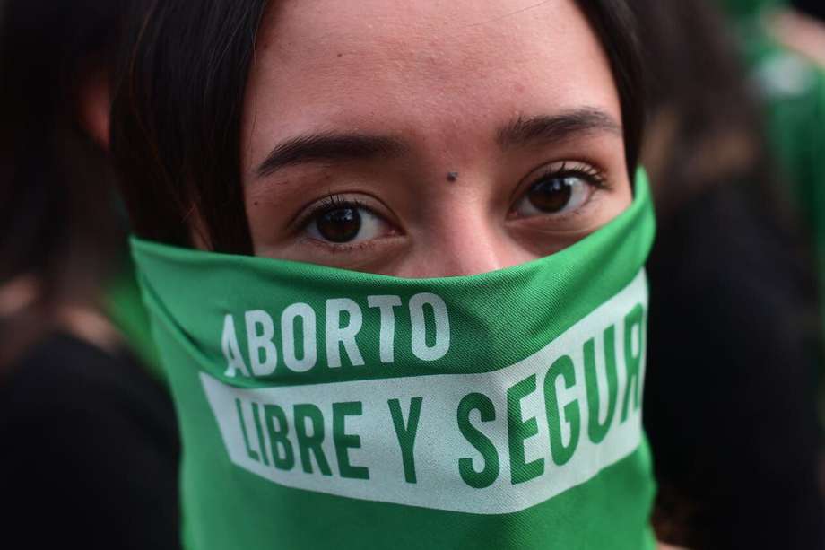 28/09/2020. Bogotá, D.C.  Mujer se manifiesta a favor de la despenalización y legalización del aborto en Colombia. 