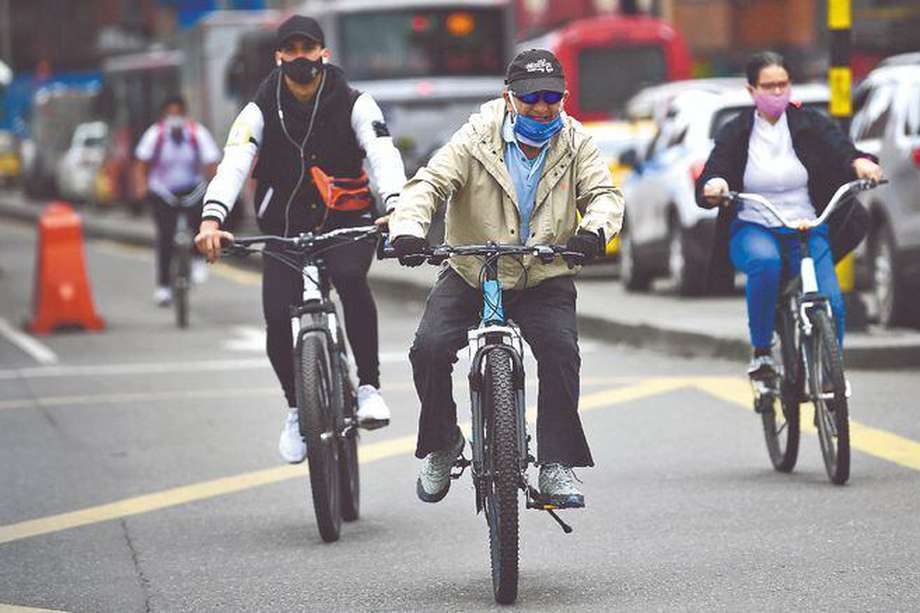 Según calcula la Secretaría de Movilidad, en Bogotá se realizan entre 500.000 y 580.000 viajes diarios en bici. Antes de la pandemia se hacían 880.000 viajes diarios.