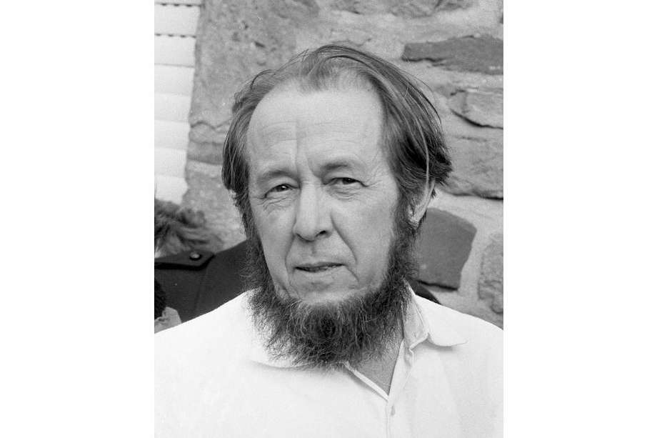 Alexander Solzhenitsyn escribió "Un día en la vida de Iván Denísovich" luego de ocho años de trabajos forzados en los campos de Gulag, donde murieron millones de soviéticos sometidos a la esclavitud de los grandes proyectos de desarrollo del estalinismo.