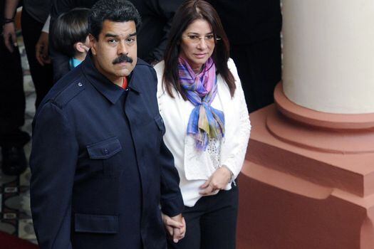 Maduro junto a su esposa, Cilia Flórez, en el primer aniversario de la muerte de Hugo Chávez, en 2014.  /  EFE