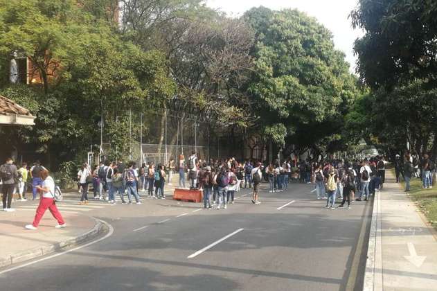 Desalojan Universidad Nacional de Medellín por disturbios entre estudiantes y el Esmad