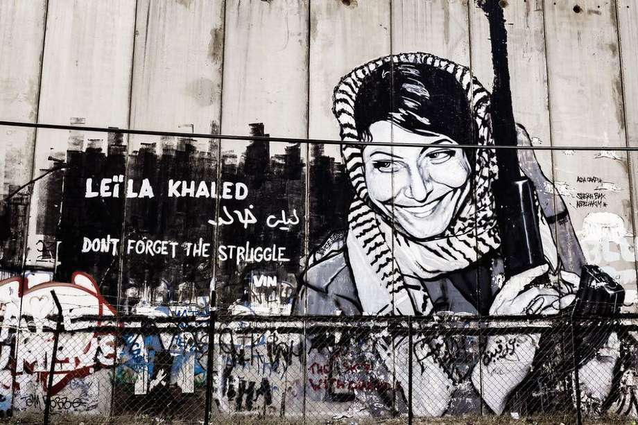 Graffit del artista Vince Seven en el lado palestino del muro que separa a Israel y Palestina, un conflicto que ha generado la comunidad más grande de refugiados en Oriente Medio.