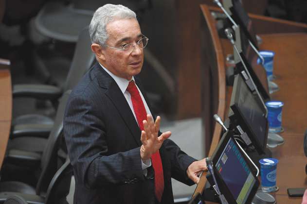 Álvaro Uribe fue denunciado por falsos positivos ante la justicia argentina
