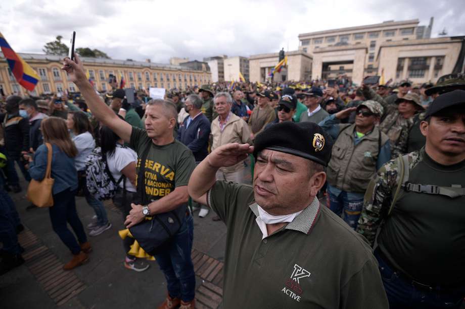 En mayo de este año, veteranos de la Fuerza Pública se concentraron en la Plaza de Bolívar, en Bogotá, para protestar contra las políticas y reformas del Gobierno.