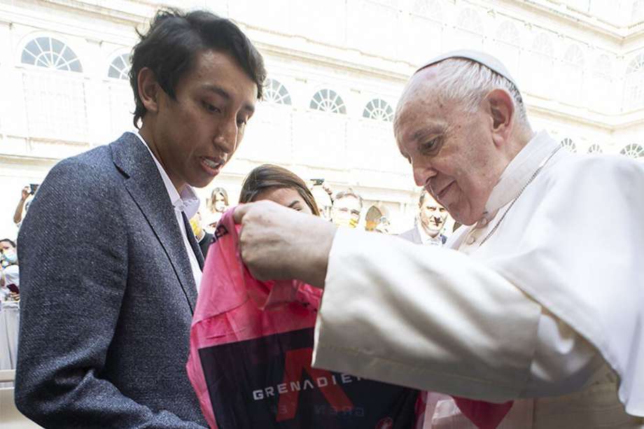 El ciclista colombiano le regala la camiseta rosa al Santo Padre.