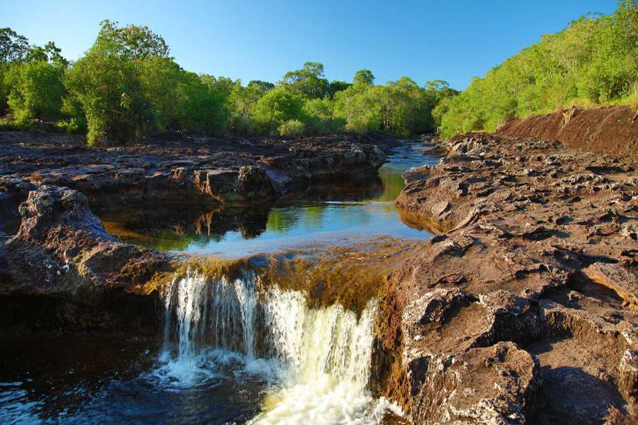 A ocho kilómetros de San José del Guaviare, los viajeros pueden zambullirse en los pozos naturales, unas piscinas que han sido talladas en las rocas por el agua.