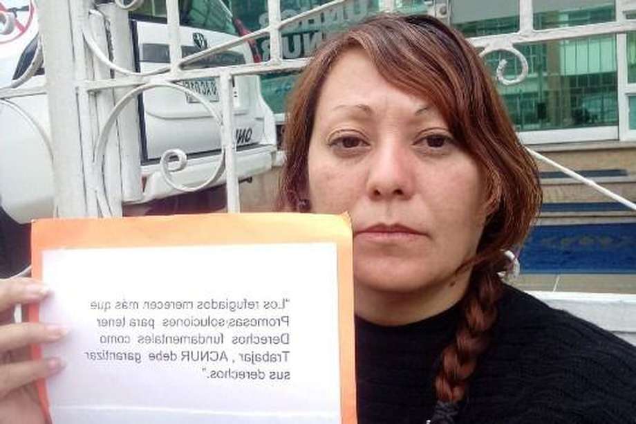 La comunicadora venezolana adelanta una huelga de hambre frente a la sede de ACNUR en Bogotá para reclamar una solución administrativa que le permite obtener su permiso de trabajo.