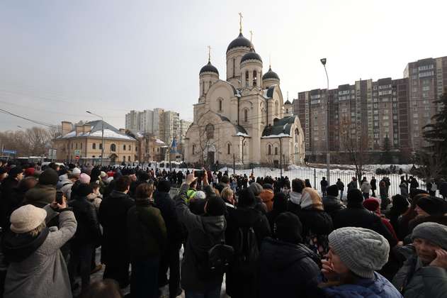 Miles de rusos asisten al funeral de Navalni gritando “Putin asesino”