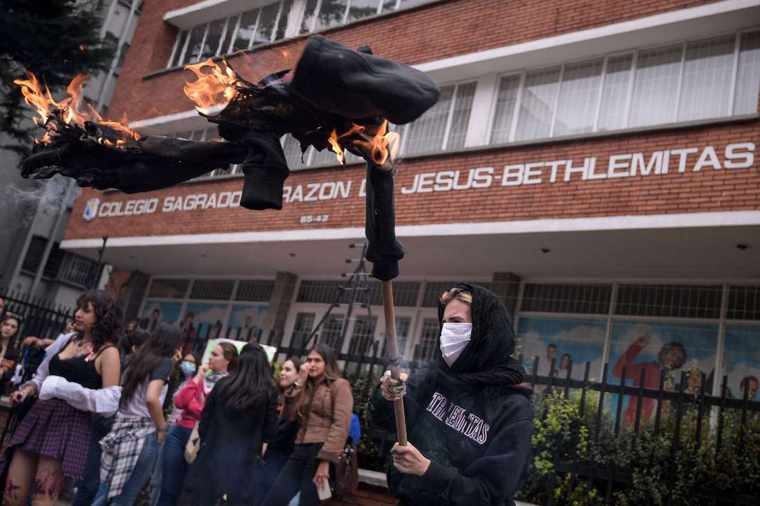 Una falda y un saco del uniforme del colegio fueron quemados por las manifestantes de forma simbólica.