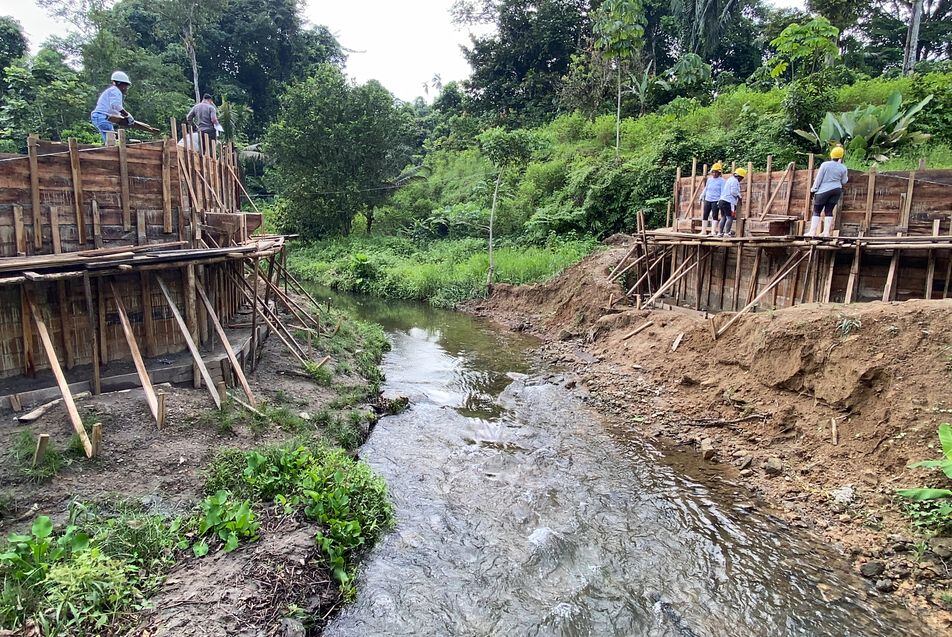 Avanzando hacia la equidad: Mujeres lideran la construcción de un puente en Tumaco