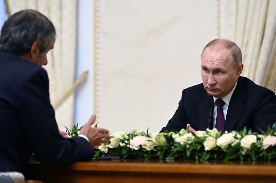 Existe la posibilidad (baja, pero no inexistente) de que el presidente de Rusia, Vladimir Putin (a la derecha), haga uso de armas nucleares. 
