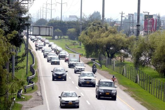 Se estima que cerca de 320 mil vehículos ingresarán este lunes a Bogotá.