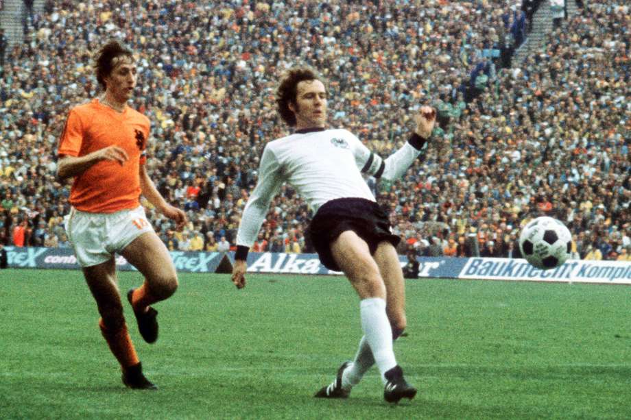 Con la selección alemana logró el doblete Eurocopa (1972) y Copa del Mundo (1974). Como broche de oro, el título planetario tiene lugar en casa, en el estadio Olímpico de Múnich, cerca de su casa natal.