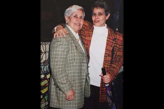 De derecha a izquierda: Nina Pizarro Leongómez junto a su madre, Margot Leongómez. El tercer capítulo relata la muerte de Margot y su relación con su única hija.