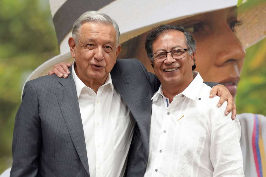 Petro y López Obrador se reúnen por primera vez en Colombia para hablar de paz y de drogas.