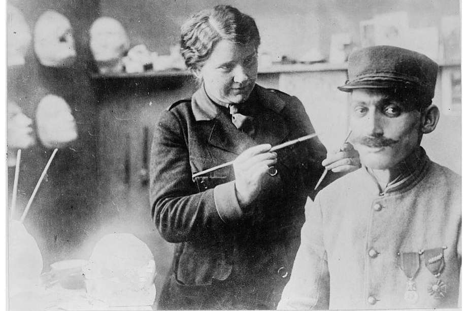 La escultora y escritora estadounidense Anna Coleman Ladd en su trabajo, con una de las máscaras que le devolvieron la dignidad a un soldado desfigurado en la Primera Guerra Mundial. 