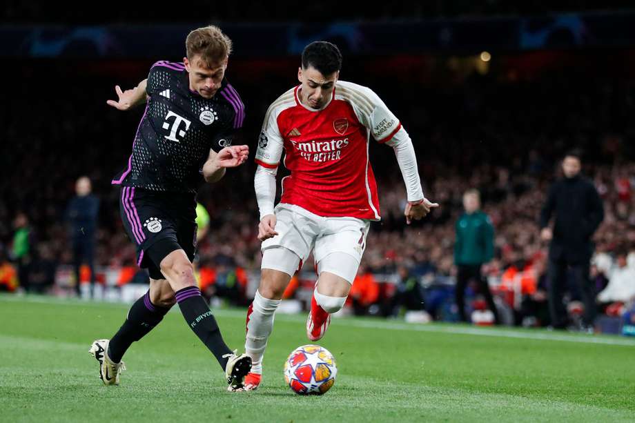 El centrocampista del Bayern de Múnich Joshua Kimmich (izq.) lucha por el balón con el brasileño del Arsenal Gabriel Martinelli durante el partido de ida de cuartos de final de la Champions League.