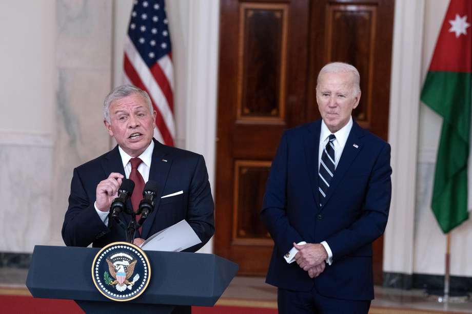El presidente estadounidense Joe Biden escucha mientras el rey Abdalá II de Jordania pronuncia un discurso durante una conferencia de prensa tras su reunión en la Casa Blanca en Washington, DC, EE.UU., el 12 de febrero de 2024.
