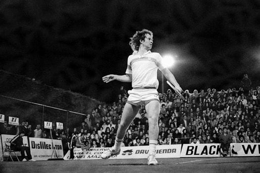 El 16 de febrero de 1980, día en el que cumplió 21 años, John McEnroe jugó en Bogotá un partido de exhibición contra el paraguayo Víctor Pecci. / Archivo El Espectador