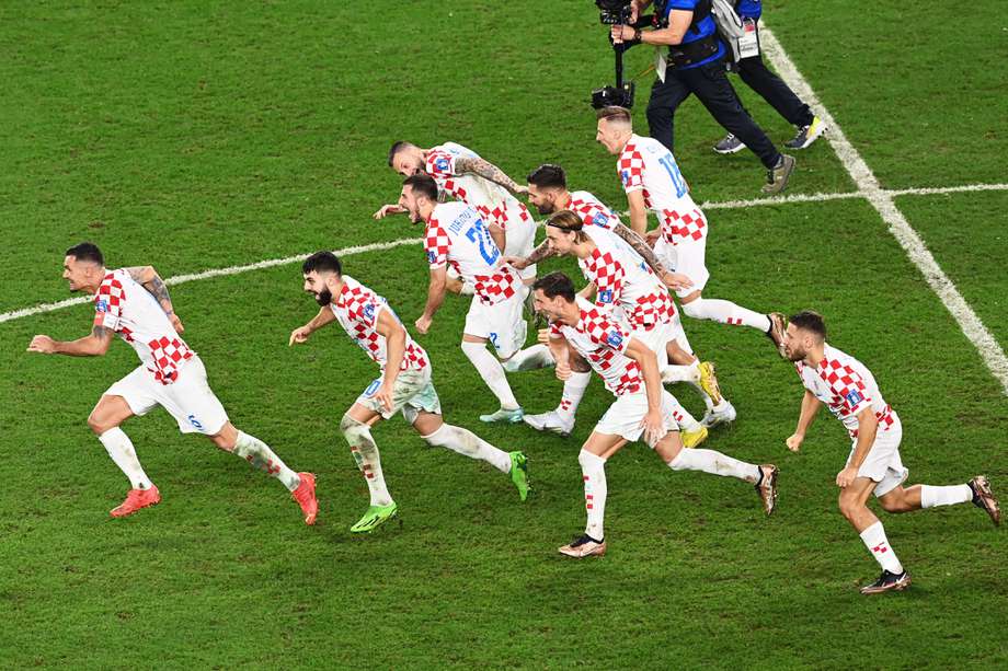 Los croatas celebrando su victoria contra Japón por penaltis. 