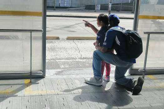 Un hincha de Millonarios le enseña a su hija el estadio El Campín desde una estación de Transmilenio.