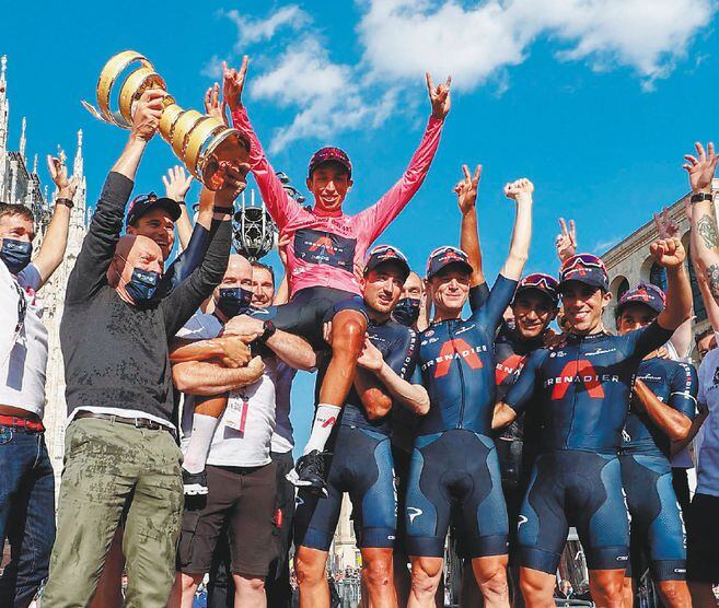 Espectacular celebración del equipo Ineos, dominador absoluto del Giro de Italia 2021. /AFP