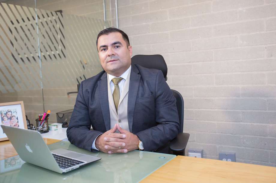 El abogado Alejandro Arcila representa a Rave Seguros en el lío del Mintic.