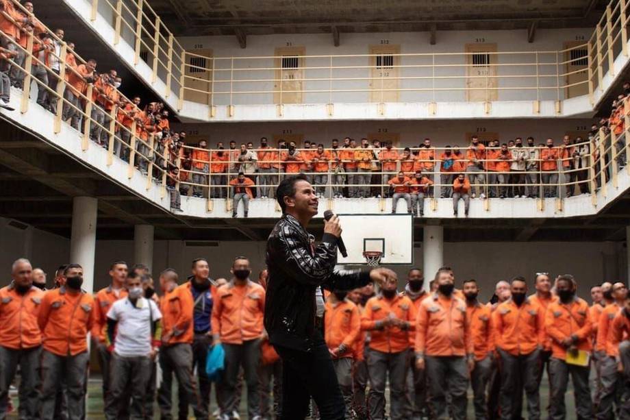 Jhonny Rivera se presentó para decenas de reclusos de la cárcel Distrital de Bogotá.