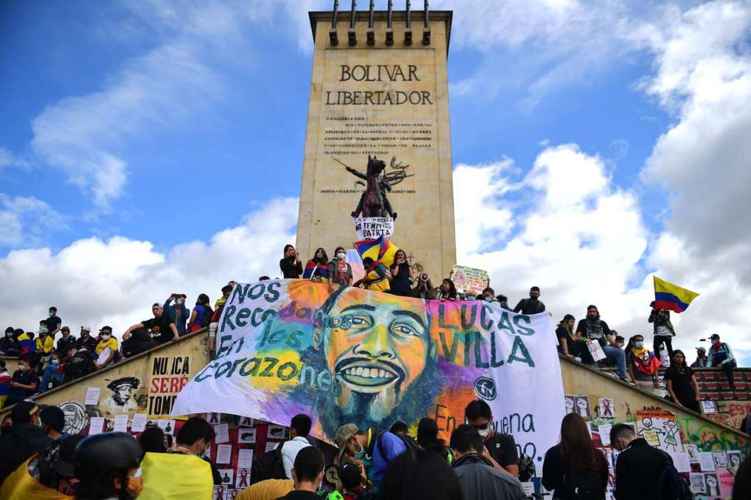 Monumento a los Heroes donde pusieron una gran pancarta con la cara de Lucas Villa, el joven asesinado en Pereira.