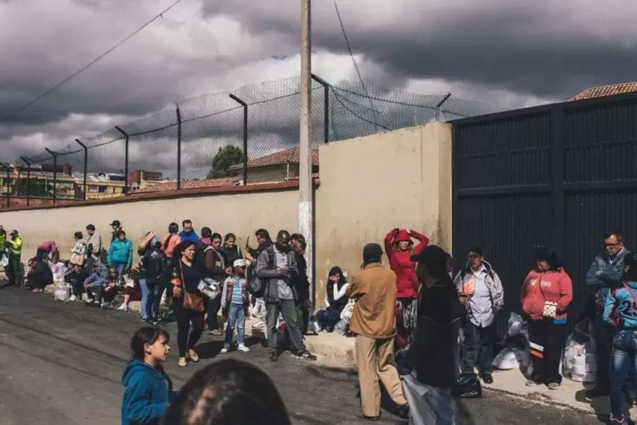 Las cárceles latinoamericanas albergan un alto porcentaje de personas con TB que también ponen en riesgo a sus familiares. En la foto, entrada principal a la cárcel El Buen Pastor, en Bogotá.