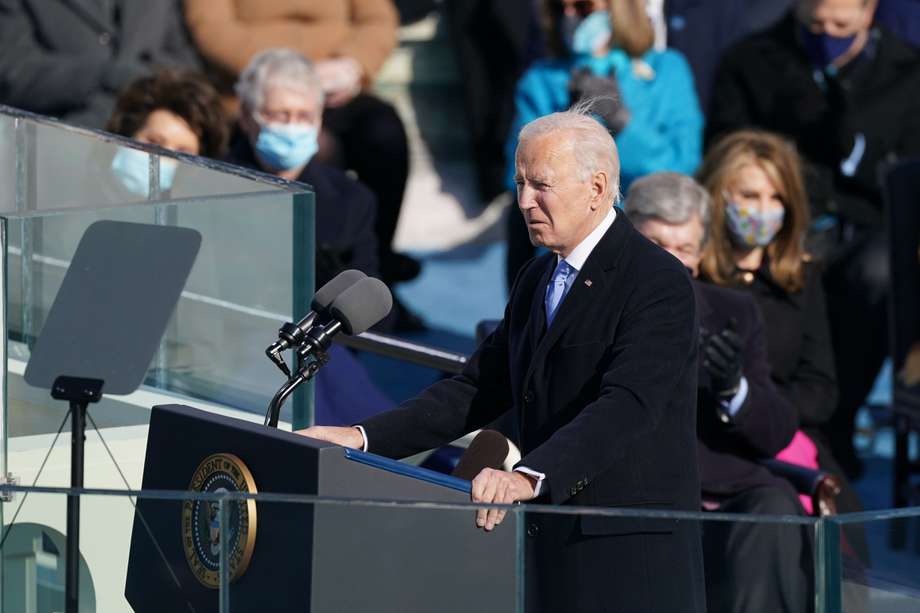 Biden, de 78 años, juró el cargo ante el presidente de la Corte Suprema, John Roberts, en una ceremonia solemne delante del Capitolio de Estados Unidos