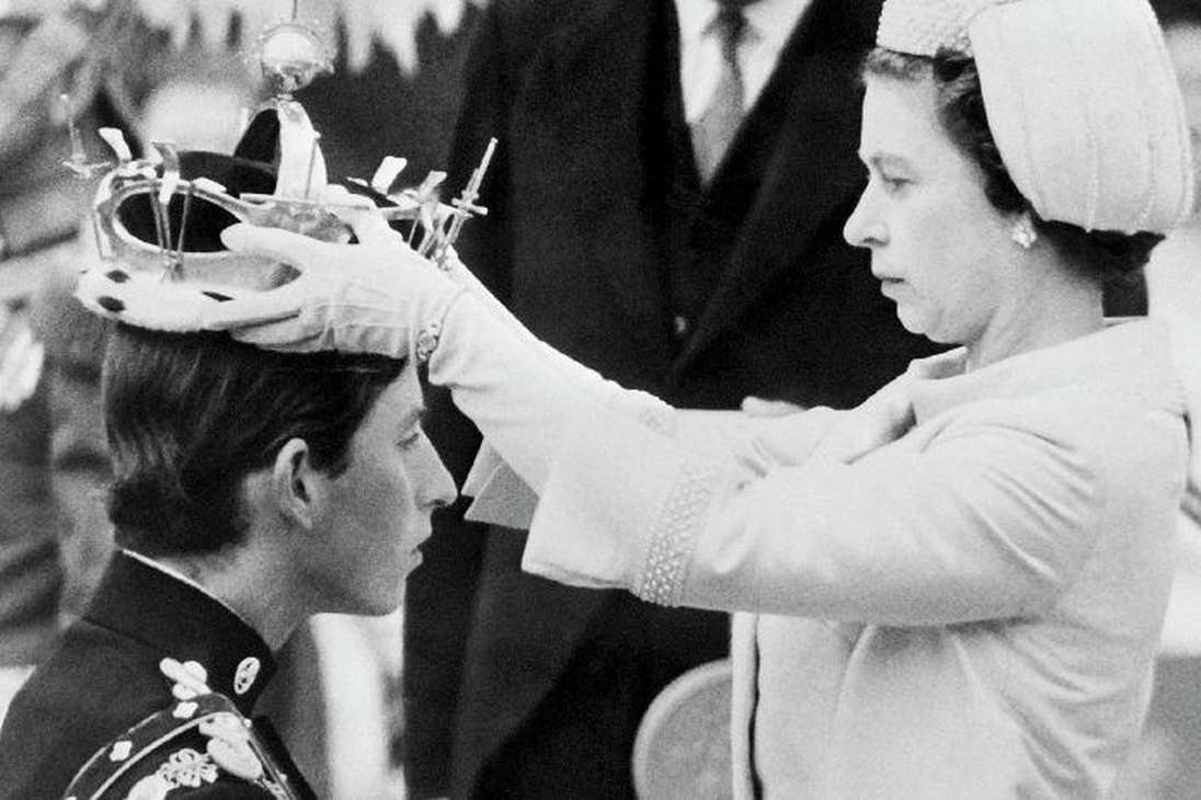 En  julio de 1969, Isabel II  corona a Carlos, durante su investidura como nuevo príncipe de Gales. / AFP