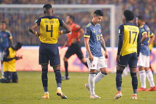 James Rodríguez, cabizbajo, tras la derrota 6-1 sufrida ante Ecuador, la última aparición de James con la selección. Todo parece indicar que estará en esta triple fecha de Eliminatorias..