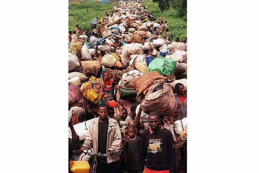 Refugiados ruandeses regresan a la ciudad de Gisenyi en 1996, dos años después del genocidio. / AFP