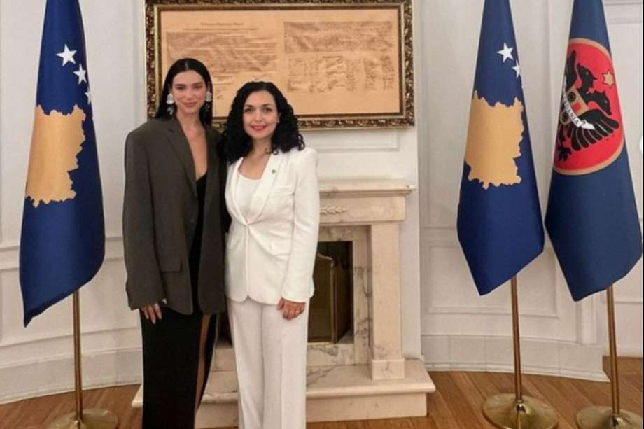 Dua Lipa, al lado de la presidenta de Kosovo Vjosa Osmani-Sadriu.