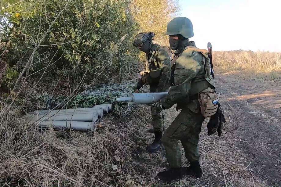 Las tropas rusas se preparan para bombardear posiciones ucranianas alrededor del área de Kupiansk en el este de Ucrania. Foto de referencia.