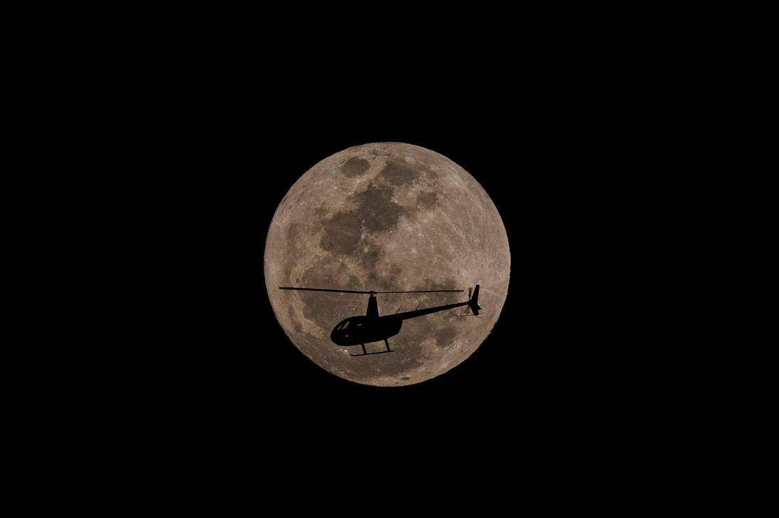 AME5446. SAO PAULO (BRASIL), 30/08/2023.- Un helicóptero pasa enfrente de la superluna azul, hoy en la ciudad de São Paulo (Brasil). La próxima luna azul será en 2026, pero no será superluna, suceso para el que habrá que esperar hasta el año 2037. EFE/ Isaac Fontana