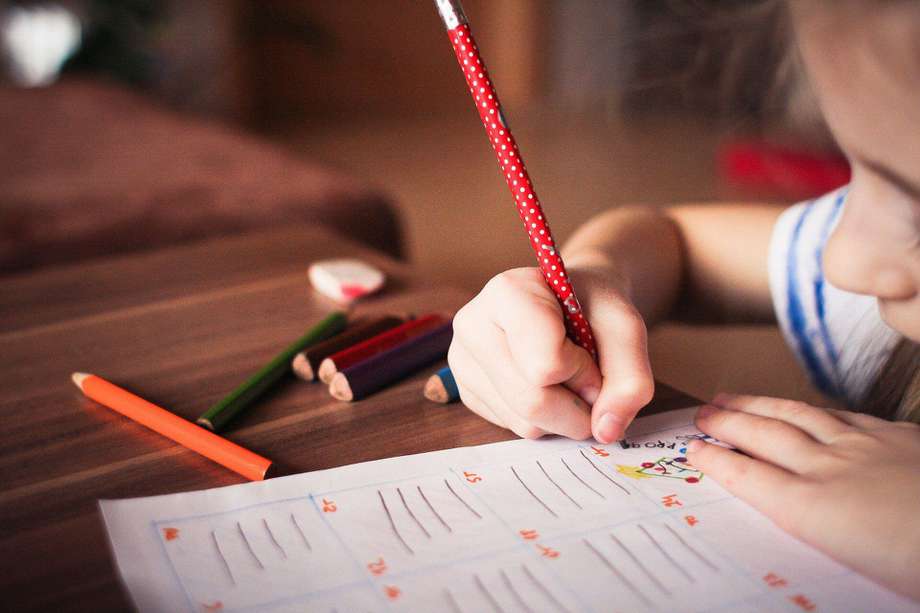 Estudiar en casa les permite a los niños ir a su ritmo, aprender por gusto y no solo por pasar un examen.