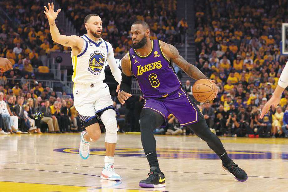 Los basqeutbolistas Stephen Curry (izquierda), de los Warriors, y LeBron James, de los Lakers, dos de las grandes estrellas de la NBA. / AFP