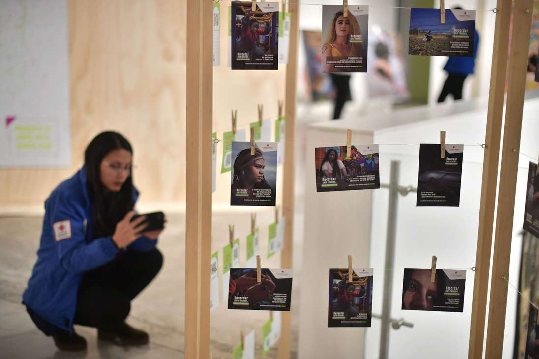 La Cruz Roja Seccional Bogotá - Cundinamarca lanzó la galería fotográfica "Recordar para resurgir, #MujeresResilentes", que, a través de los retratos de once mujeres víctimas de violencia de género en la región.
