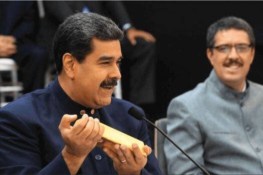 Nicolás Maduro presenta lingotes de oro en una reunión de ministros el 22 de marzo de 2018. / Prensa Presidencial - Venezuela
