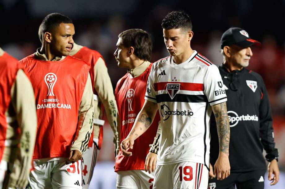 James Rodríguez (der.) de Sao Paulo reacciona tras perder en la serie de penaltis hoy, en un partido de los cuartos de final de la Copa Sudamericana entre Sao Paulo y Liga de Quito en el estadio Morumbi en Sao Paulo (Brasil). 
