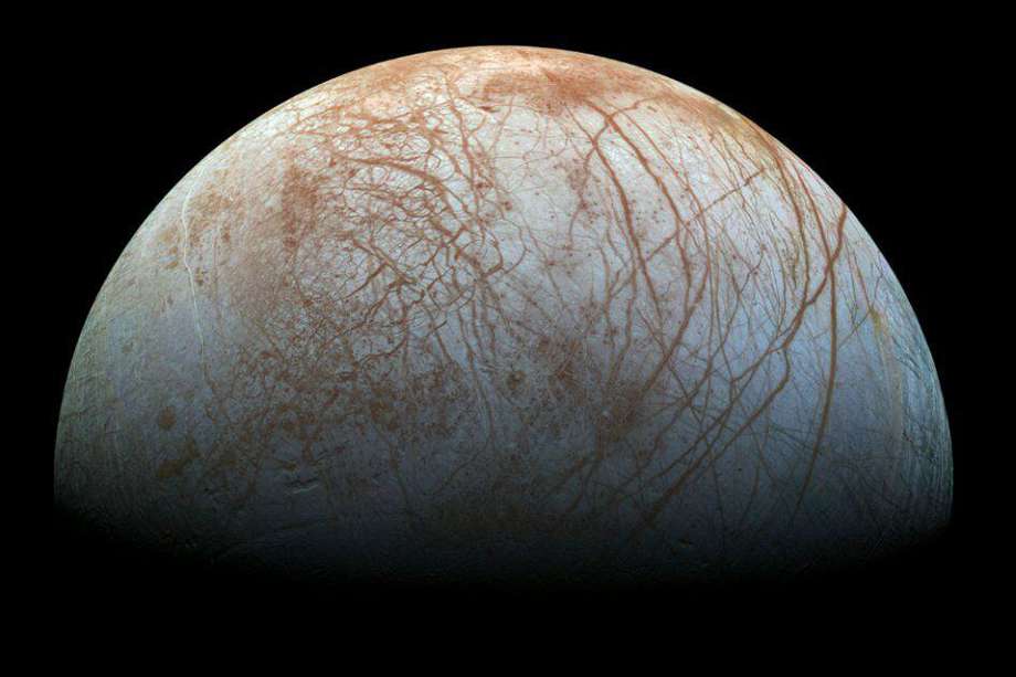 Esta es una de las imágenes más detalladas que ha logrado la Nasa de la principal luna de Júpiter: Europa. El planeta tiene más de 60 lunas.  / / Nasa
