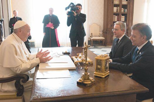 El papa Francisco recibió en El Vaticano al presidente Santos y al expresidente Uribe en diciembre pasado. / Presidencia