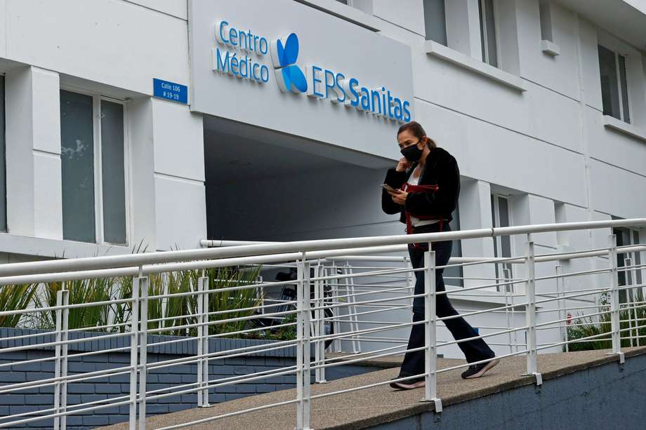 Una persona sale de un centro médico de la EPS Sanitas este miércoles en Bogotá (Colombia). Imagen de referencia.
