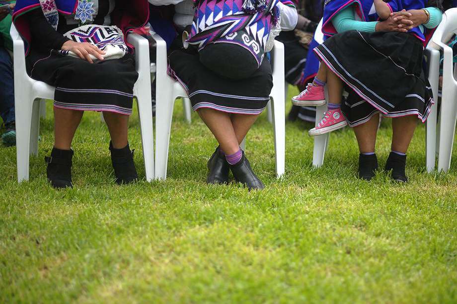 La Corte envió el caso a la justicia ordinaria porque las autoridades indígenas no actuaron ante las múltiples alertas de la mujer (imagen de referencia de mujeres del pueblo misak). / Gustavo Torrijos