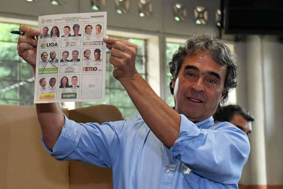 Sergio Fajardo candidato de la Coalición Centro Esperanza, votó en Medellín.