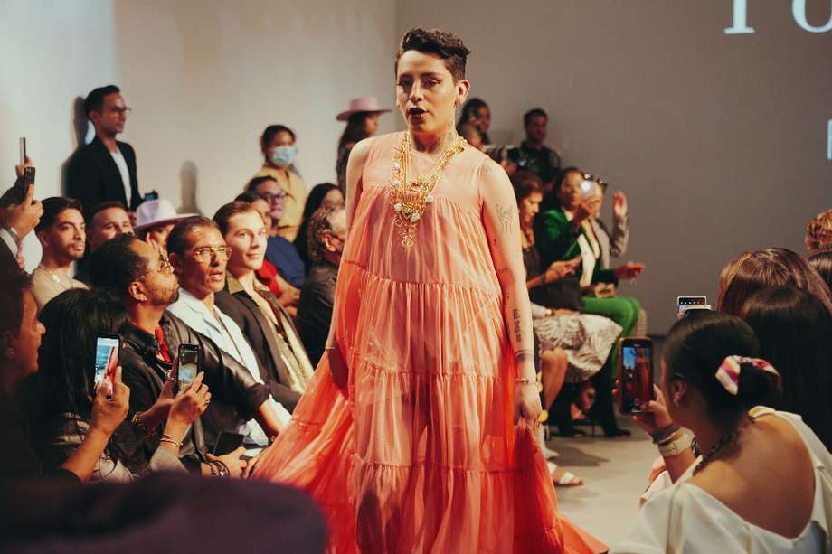 Kunno desfiló dos diseños de la diseñadora colombiana Paris Rodríguez.