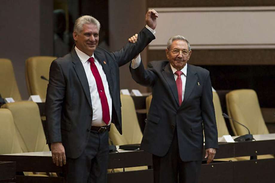 Miguel Díaz-Canel, presidente de Cuba, y Raúl Castro. AFP PHOTO / www.cubadebate.cu


