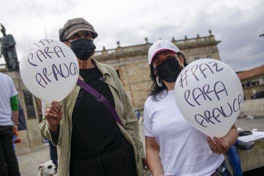 Manifestantes piden 'Paz por Arauca' el 21 de enero de 2022 frente a la Plaza de Bolívar en Bogotá. Juan Pablo Pino / AFP. 